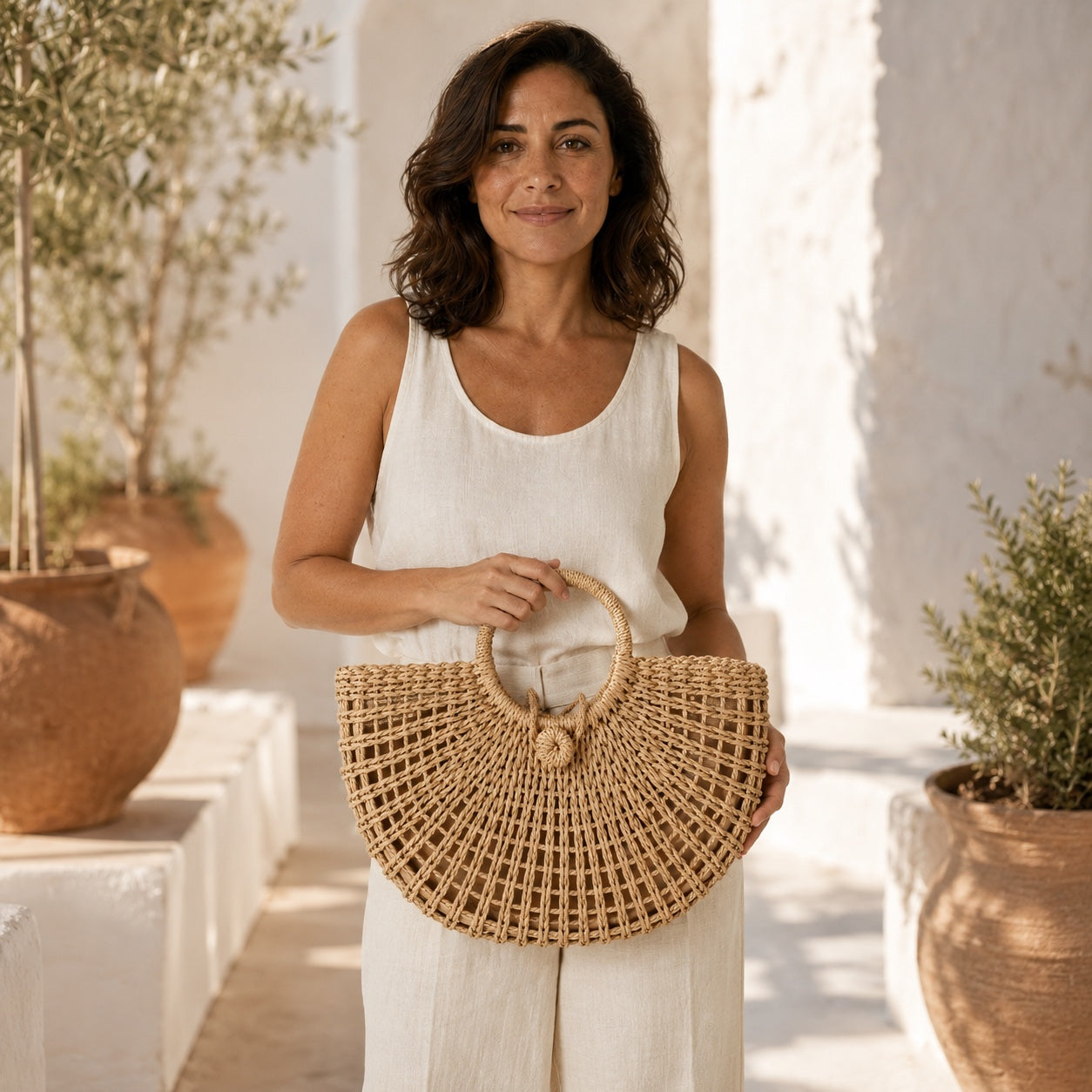 Model carrying the Agropoli - Round Rattan Bag