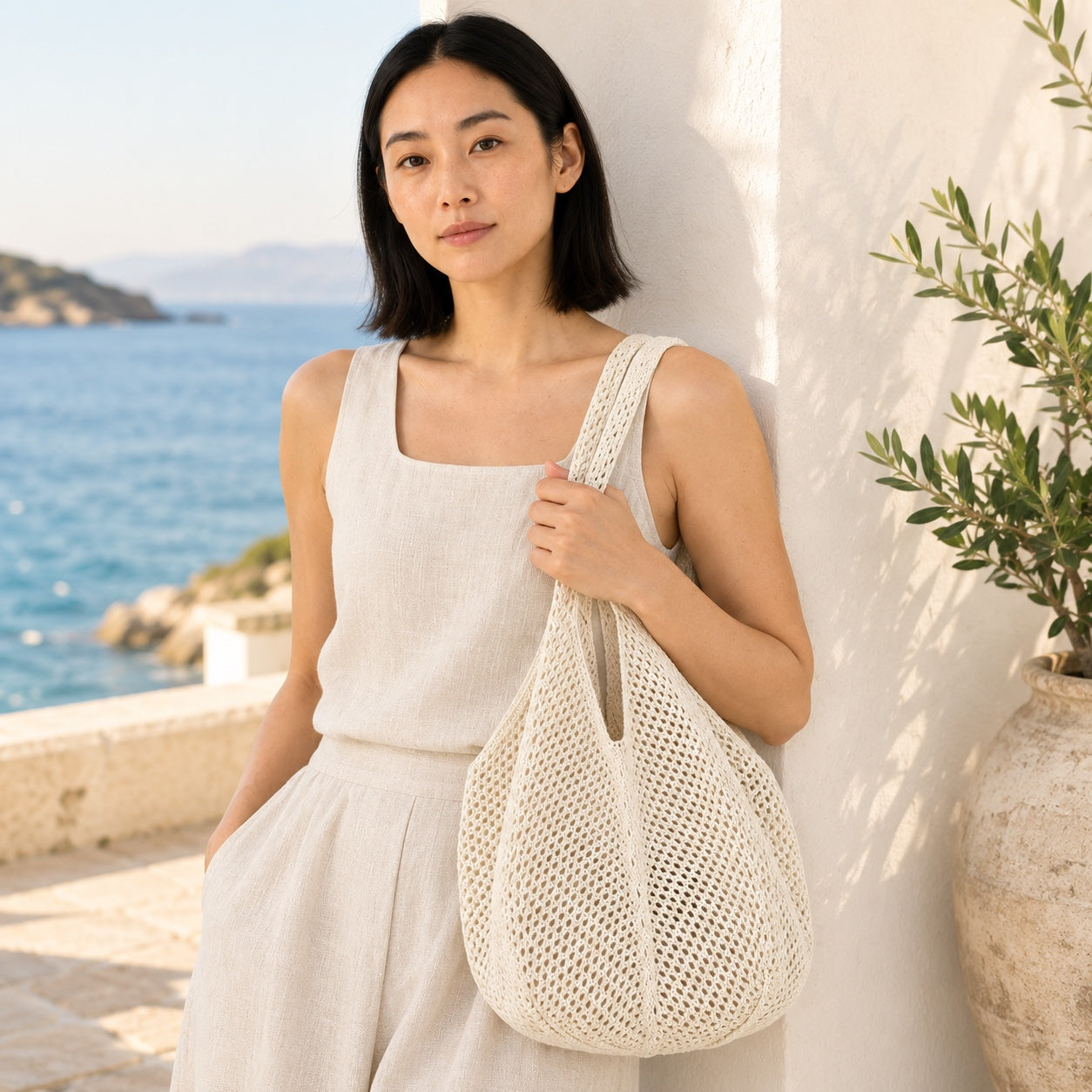 Model carrying the Koroni - Rattan Clutch