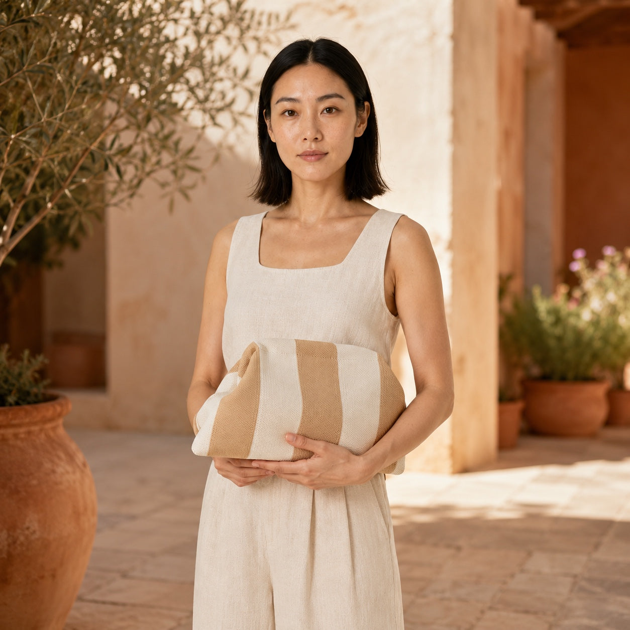 Model carrying the Nerja - Straw Clutch