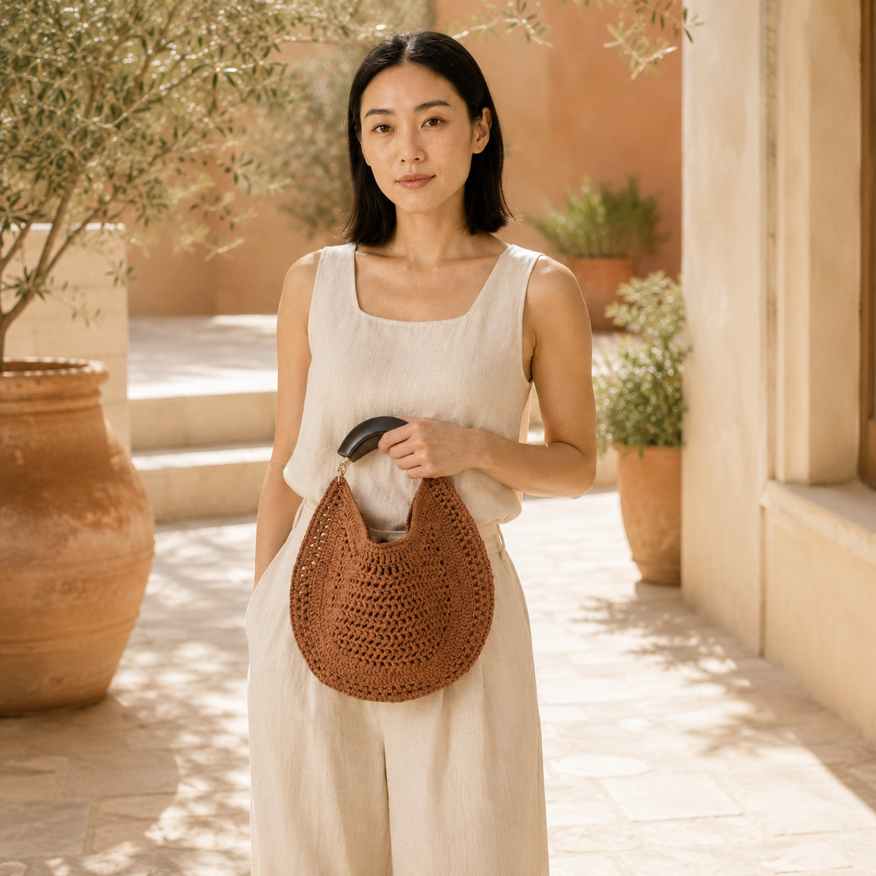 Model carrying the Sagres - Straw Handbag